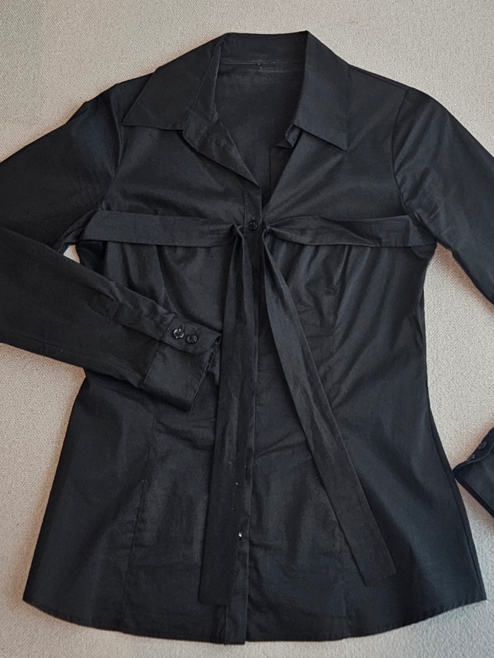 Black shirt with bow detail. Size S (4-6US). Made in Italy. Very good condition.